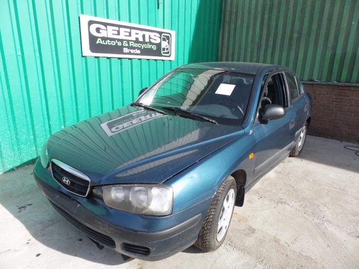 Hyundai Elantra Schrottauto 2001 Rot Blau