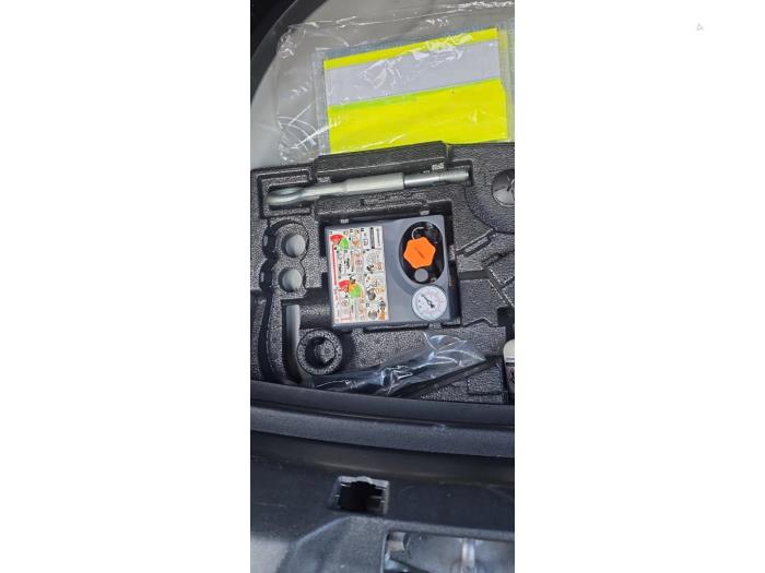 Volvo V40 Cross Country 1.5 T3 16V Geartronic Épave (2019, Brun)