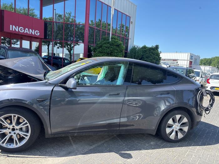 Tesla Model Y RWD Samochód złomowany (2023, Szary)