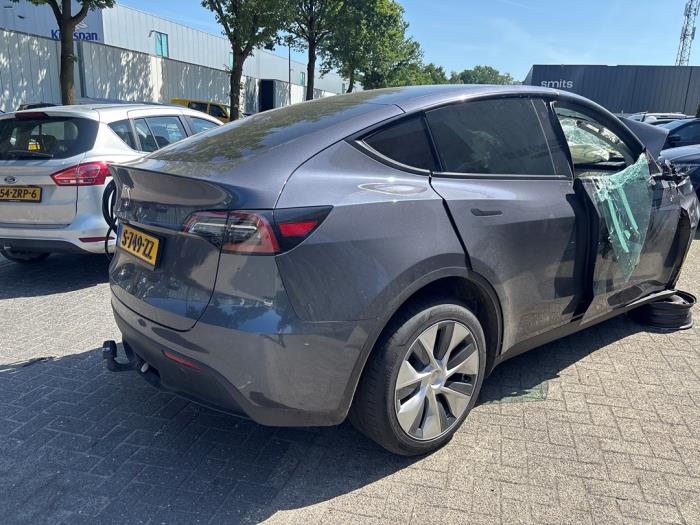 Tesla Model Y RWD Samochód złomowany (2023, Szary)