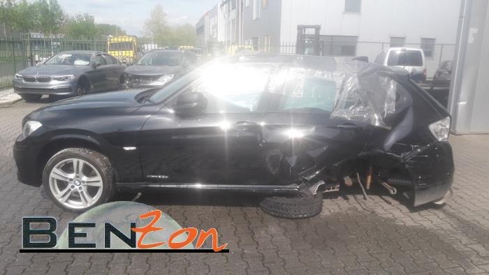 BMW X1 Schrottauto (2011, Safierblau, Saphirschwarz)