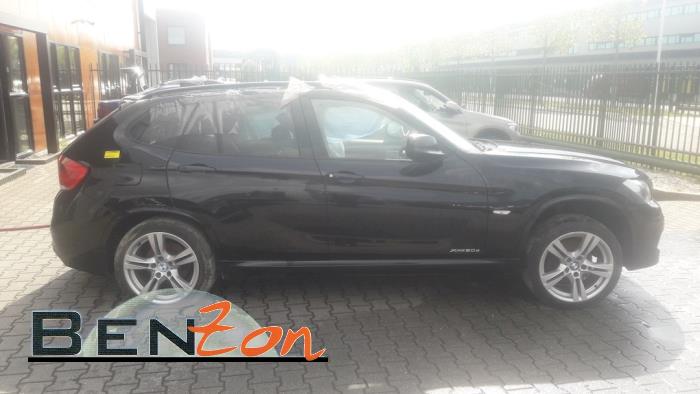 BMW X1 Schrottauto (2011, Safierblau, Saphirschwarz)