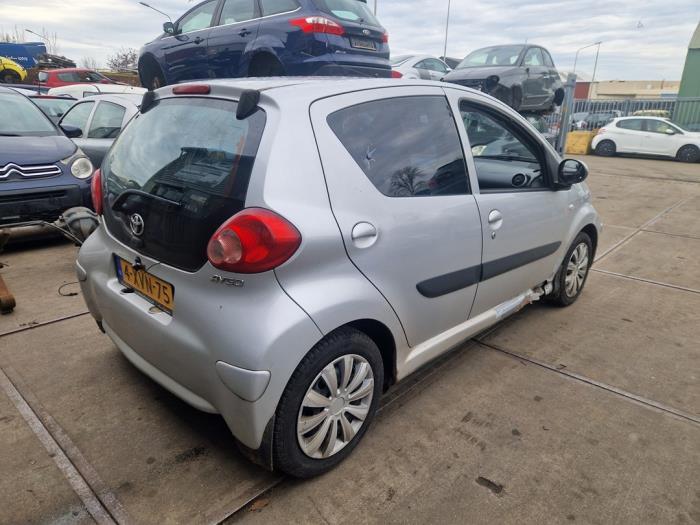 Toyota Aygo 1.0 12V VVT-i Skrotfordon (2006, GRIJS)