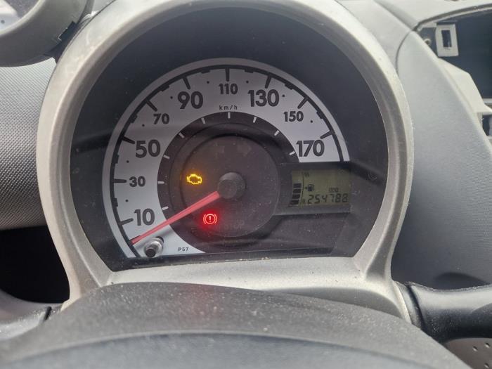 Toyota Aygo 1.0 12V VVT-i Skrotfordon (2006, GRIJS)