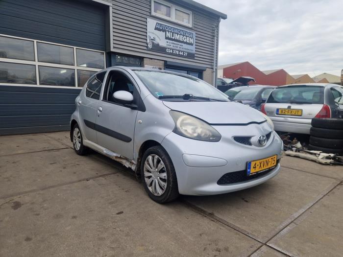 Toyota Aygo 1.0 12V VVT-i Skrotfordon (2006, GRIJS)
