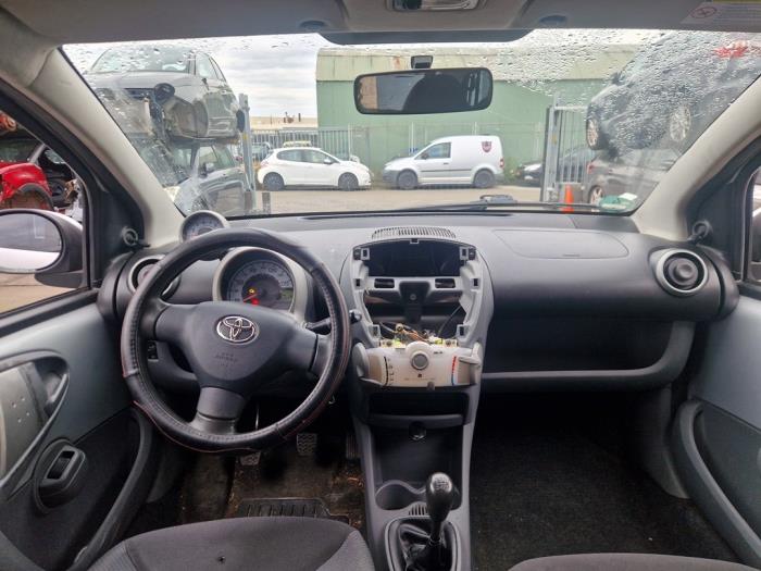 Toyota Aygo 1.0 12V VVT-i Skrotfordon (2006, GRIJS)