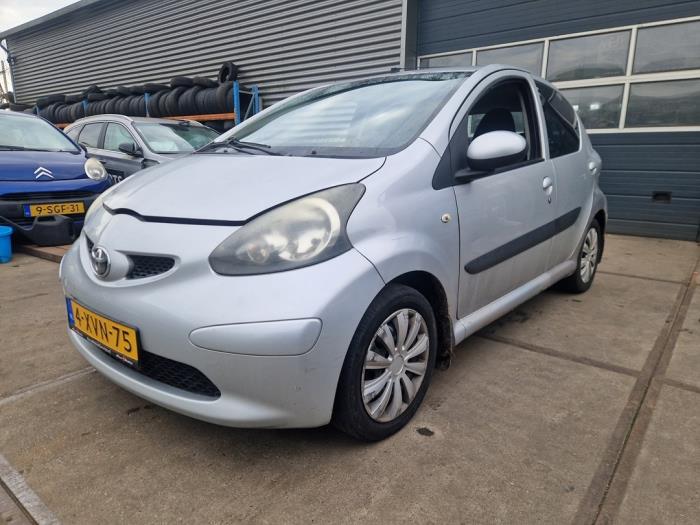 Toyota Aygo 1.0 12V VVT-i Skrotfordon (2006, GRIJS)