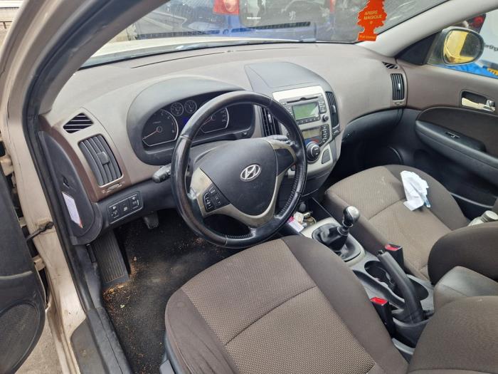 Hyundai i30 1.4 CVVT 16V Vehículo de desguace (2010, Beige)