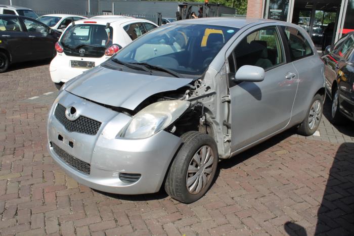 Toyota Yaris 2 06 Schrott Baujahr 2006 Farbe Silber