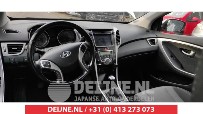 Hyundai i30 1.6 GDI Blue 16V Samochód złomowany (2014, Srebrnoszary)