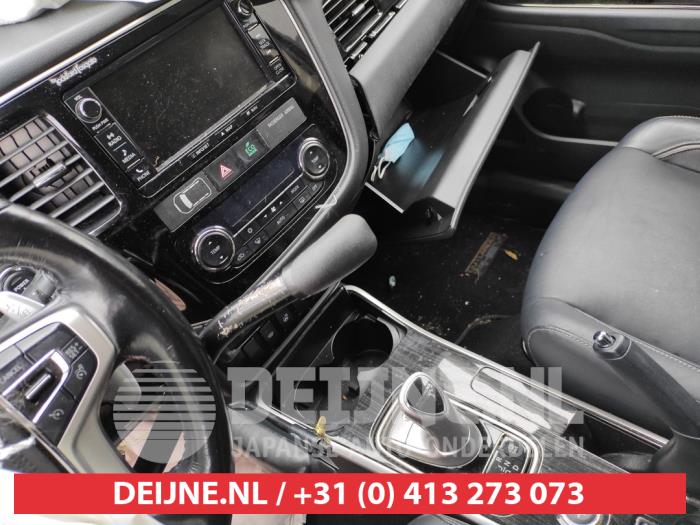 Mitsubishi Outlander 2.0 16V PHEV 4x4 Vehículo de desguace (2015, Marrón)