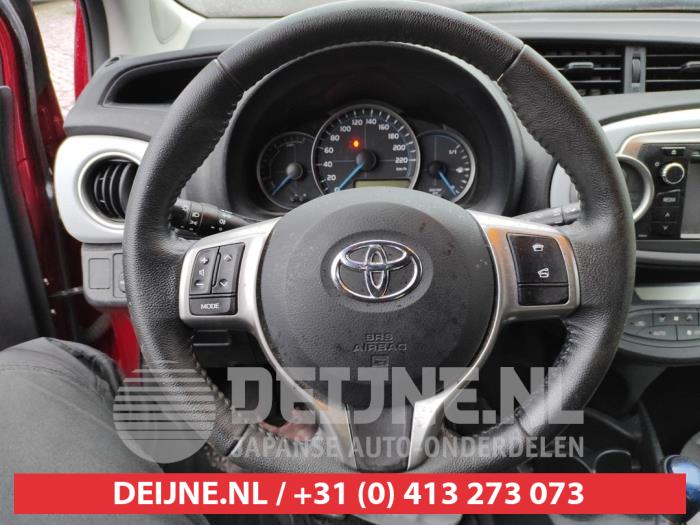 Toyota Yaris III 1.5 16V Hybrid Samochód złomowany (2013, Czerwony)