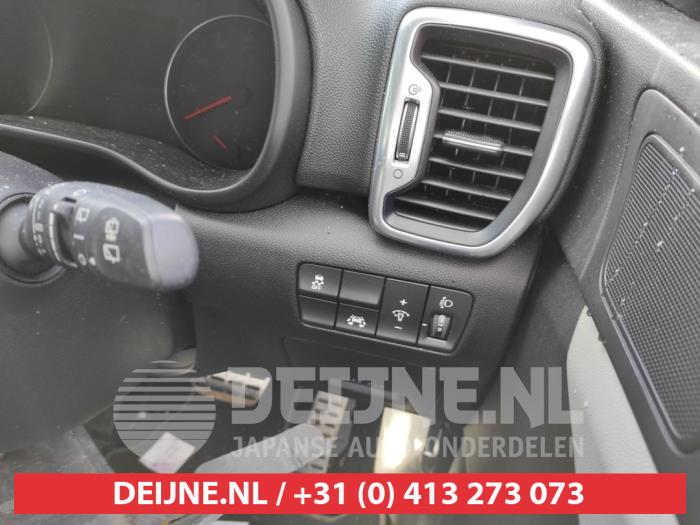 Kia Sportage 1.6 T-GDI 16V 4x4 Samochód złomowany (2018, Bialy)