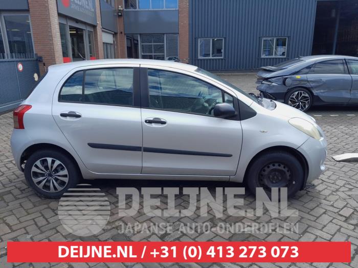 Toyota Yaris II 1.3 16V VVT-i Skadat fordon (2006, GRIJS)