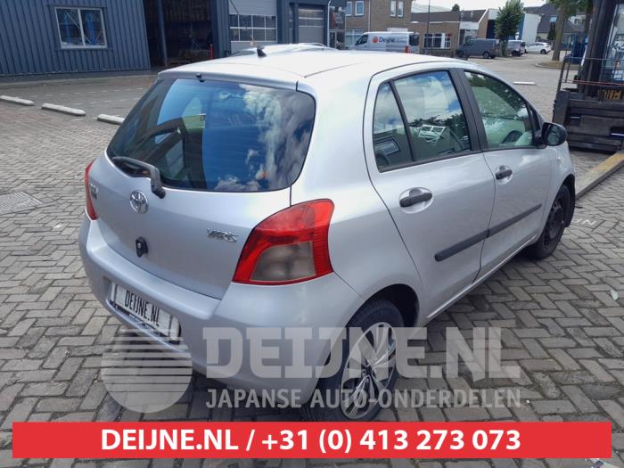 Toyota Yaris II 1.3 16V VVT-i Skadat fordon (2006, GRIJS)