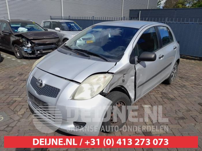 Toyota Yaris II 1.3 16V VVT-i Skadat fordon (2006, GRIJS)