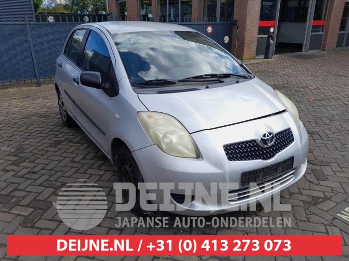 Toyota Yaris II 1.3 16V VVT-i Skadat fordon (2006, GRIJS)