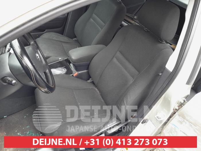 Toyota Avensis 1.8 16V VVT-i Skrotfordon (2005, GRIJS)