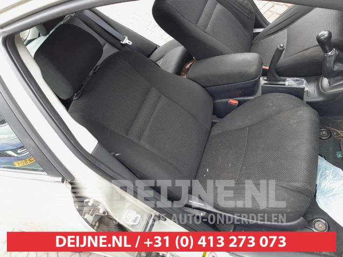 Toyota Avensis 1.8 16V VVT-i Skrotfordon (2005, GRIJS)