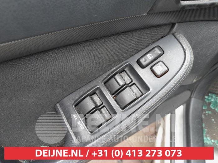 Toyota Avensis 1.8 16V VVT-i Skrotfordon (2005, GRIJS)