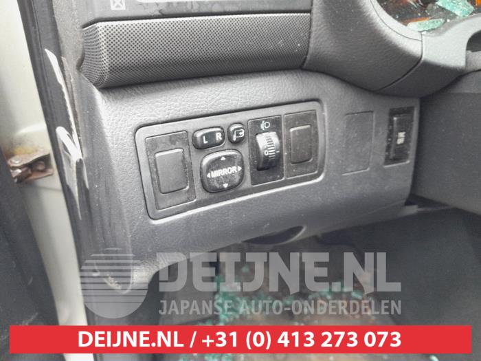 Toyota Avensis 1.8 16V VVT-i Skrotfordon (2005, GRIJS)