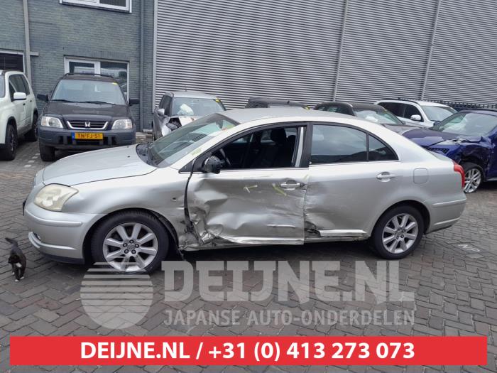 Toyota Avensis 1.8 16V VVT-i Skrotfordon (2005, GRIJS)