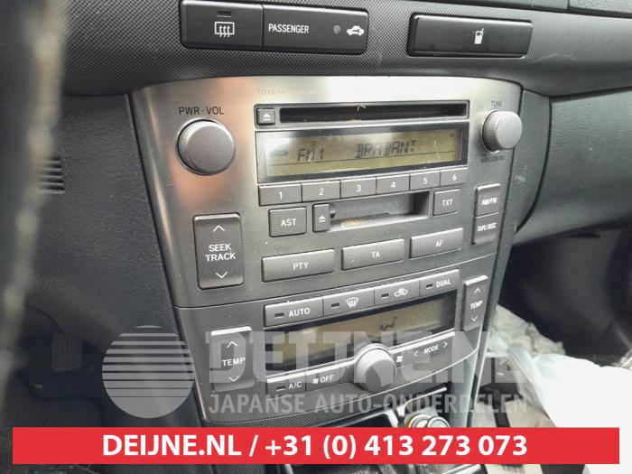 Toyota Avensis 1.8 16V VVT-i Skrotfordon (2005, GRIJS)