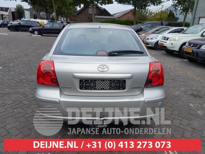 Toyota Avensis 1.8 16V VVT-i Skrotfordon (2005, GRIJS)