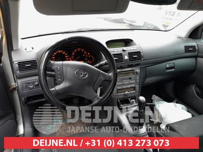 Toyota Avensis 1.8 16V VVT-i Skrotfordon (2005, GRIJS)