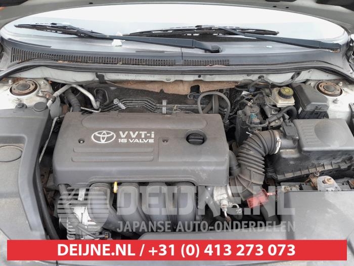 Toyota Avensis 1.8 16V VVT-i Skrotfordon (2005, GRIJS)