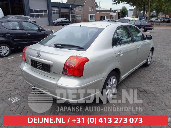 Toyota Avensis 1.8 16V VVT-i Skrotfordon (2005, GRIJS)