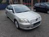 Toyota Avensis 1.8 16V VVT-i Skrotfordon (2005, GRIJS)
