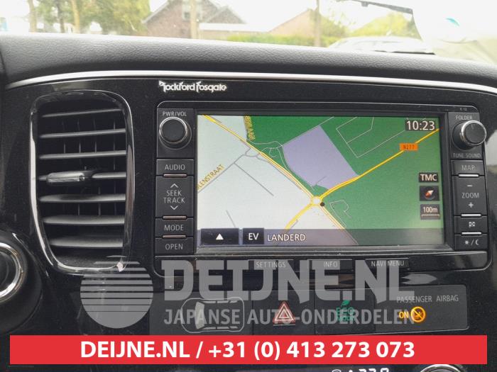 Mitsubishi Outlander 2.0 16V PHEV 4x4 Schrottauto (2015, Schwarz)