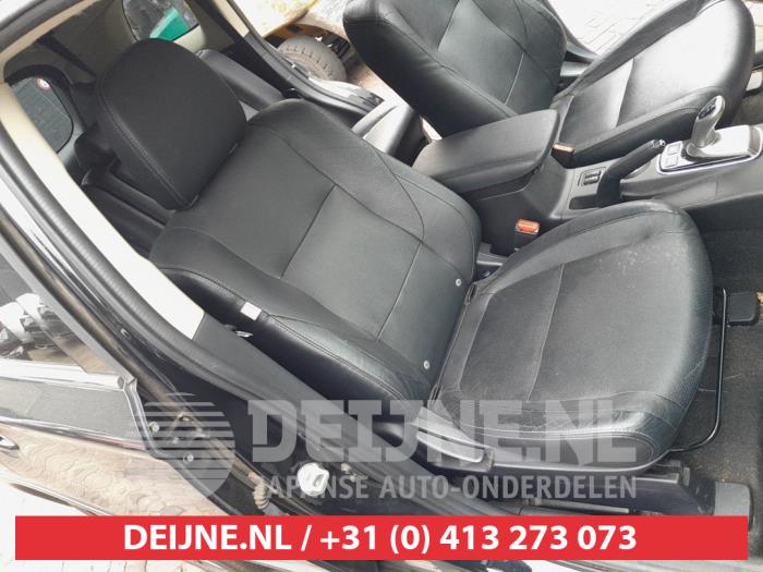 Mitsubishi Outlander 2.0 16V PHEV 4x4 Schrottauto (2015, Schwarz)