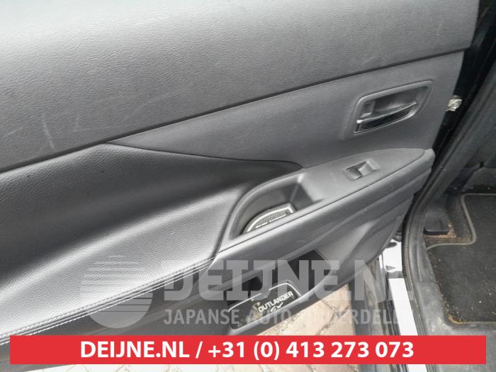 Mitsubishi Outlander 2.0 16V PHEV 4x4 Schrottauto (2015, Schwarz)