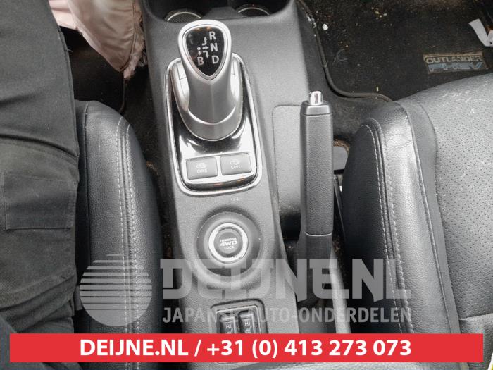 Mitsubishi Outlander 2.0 16V PHEV 4x4 Schrottauto (2015, Schwarz)