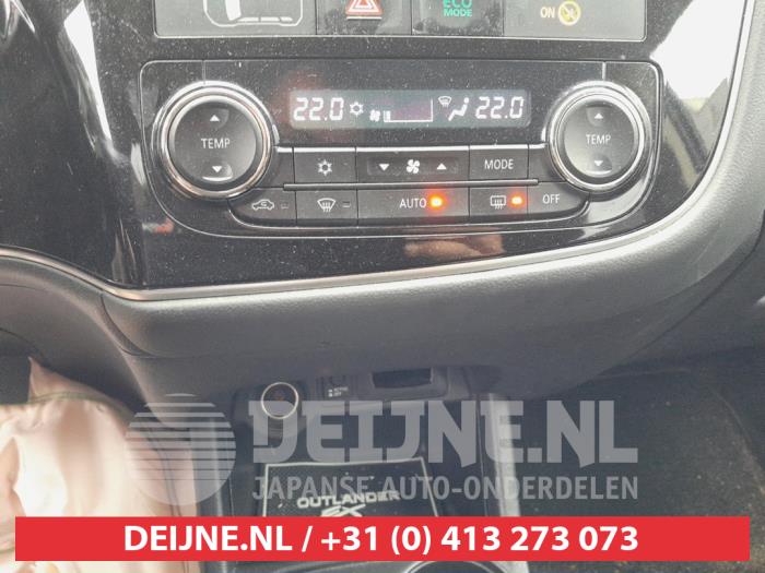 Mitsubishi Outlander 2.0 16V PHEV 4x4 Schrottauto (2015, Schwarz)