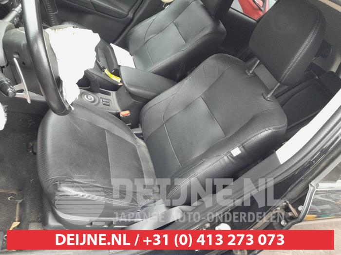 Mitsubishi Outlander 2.0 16V PHEV 4x4 Schrottauto (2015, Schwarz)