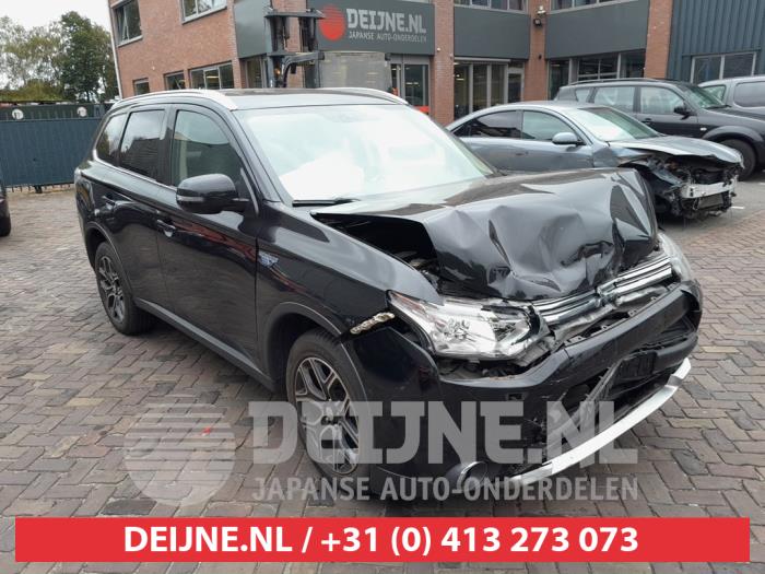 Mitsubishi Outlander 2.0 16V PHEV 4x4 Schrottauto (2015, Schwarz)