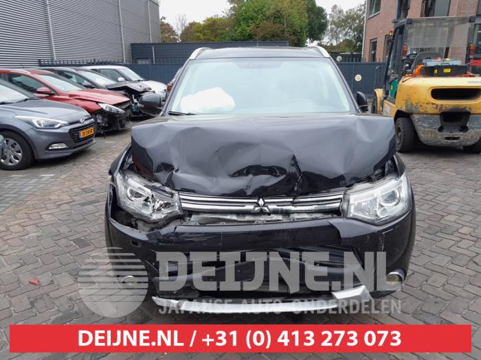 Mitsubishi Outlander 2.0 16V PHEV 4x4 Schrottauto (2015, Schwarz)