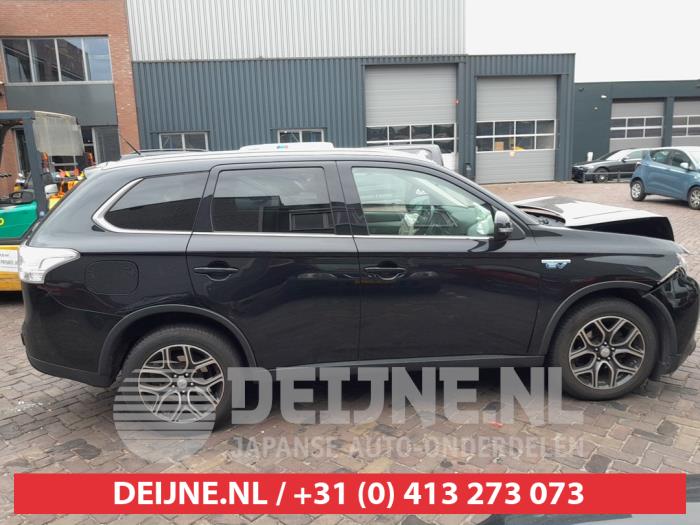 Mitsubishi Outlander 2.0 16V PHEV 4x4 Schrottauto (2015, Schwarz)