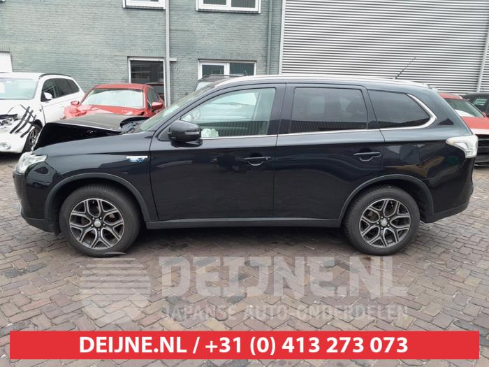 Mitsubishi Outlander 2.0 16V PHEV 4x4 Schrottauto (2015, Schwarz)