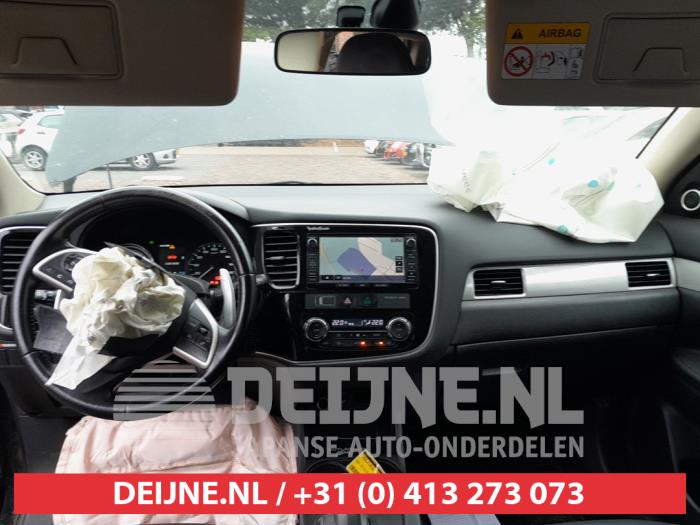 Mitsubishi Outlander 2.0 16V PHEV 4x4 Schrottauto (2015, Schwarz)