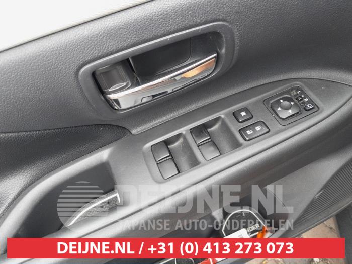 Mitsubishi Outlander 2.0 16V PHEV 4x4 Schrottauto (2015, Schwarz)