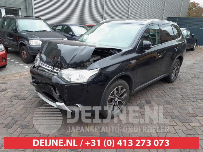 Mitsubishi Outlander 2.0 16V PHEV 4x4 Schrottauto (2015, Schwarz)