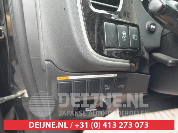 Mitsubishi Outlander 2.0 16V PHEV 4x4 Schrottauto (2015, Schwarz)