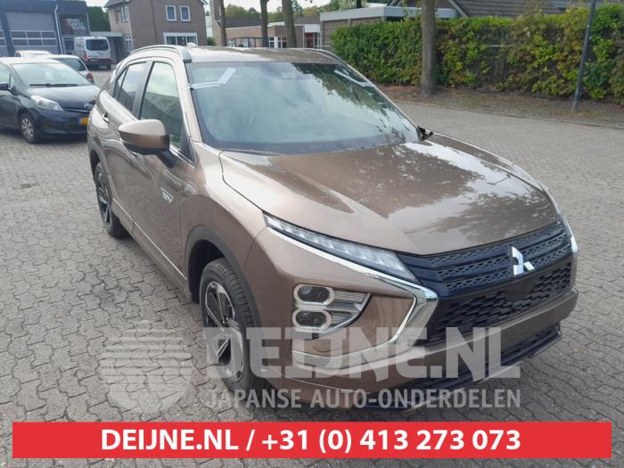 Mitsubishi Eclipse Cross 2.4 16V PHEV 4x4 Schrottauto (2023, Braun)
