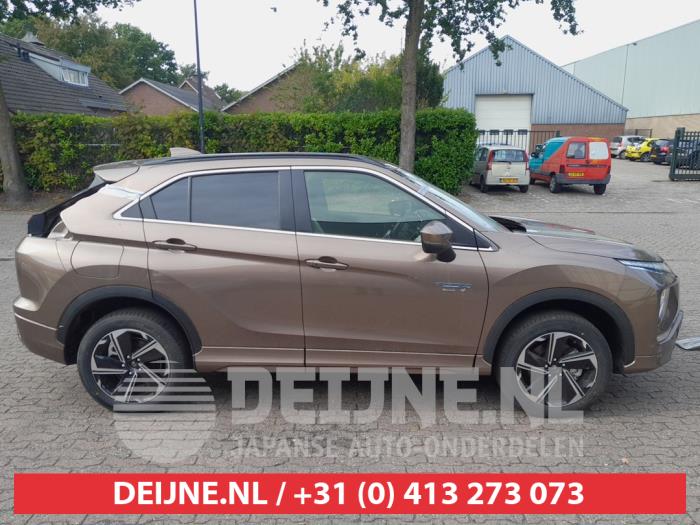 Mitsubishi Eclipse Cross 2.4 16V PHEV 4x4 Schrottauto (2023, Braun)