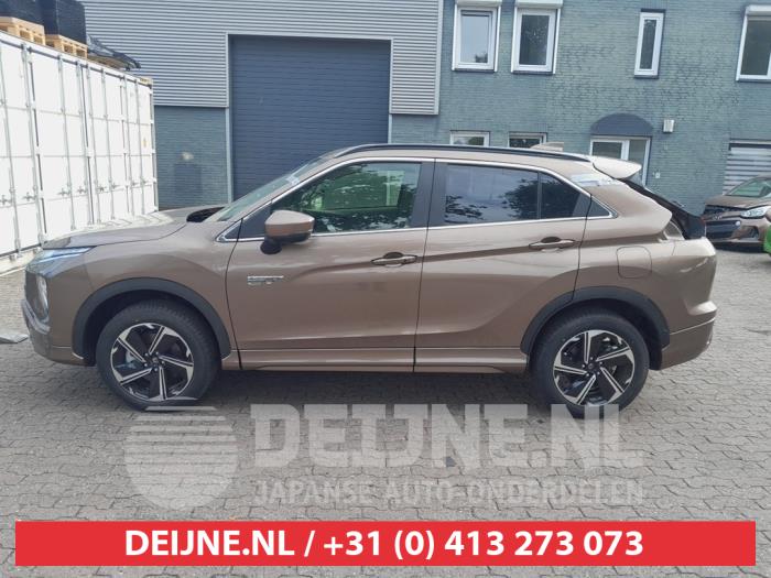 Mitsubishi Eclipse Cross 2.4 16V PHEV 4x4 Schrottauto (2023, Braun)