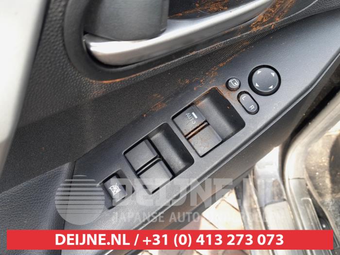 Mazda 3 Sport 1.6i MZR 16V Samochód złomowany (2011, Czarny)